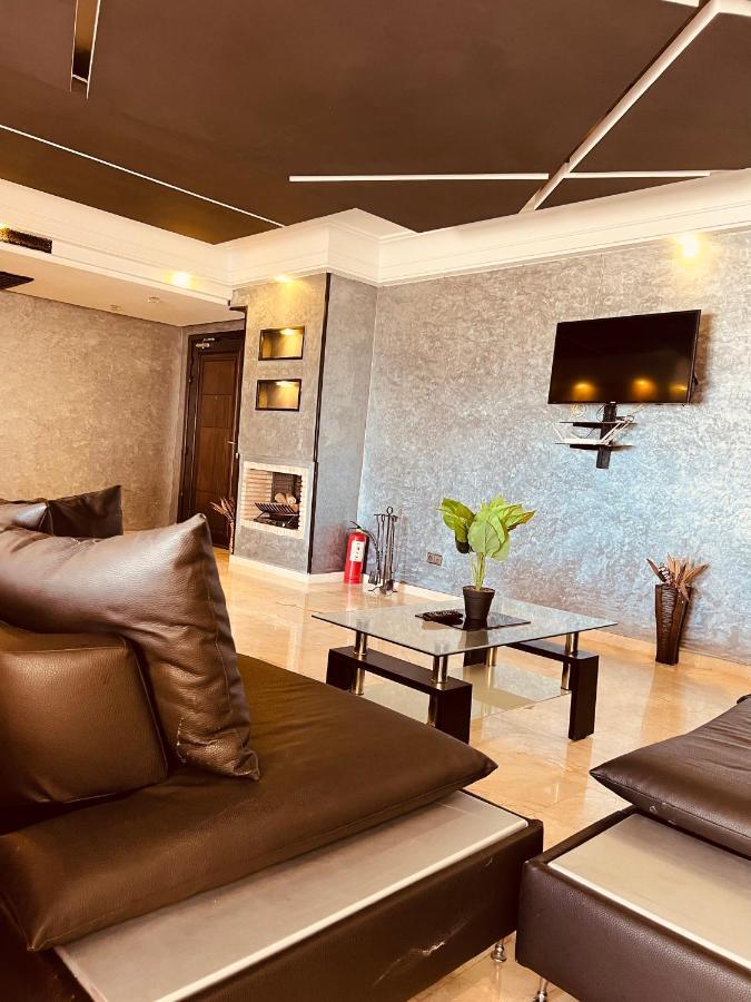 Luxury Apartment *